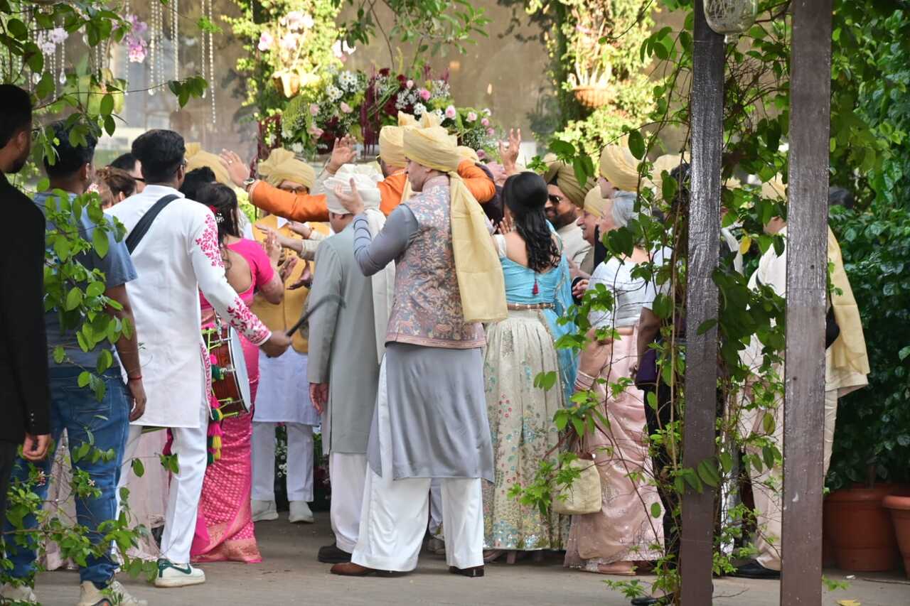 Hrithik Roshan was seen dancing at his cousin brother, Eshaan Roshan's baraat, along with the guests.
